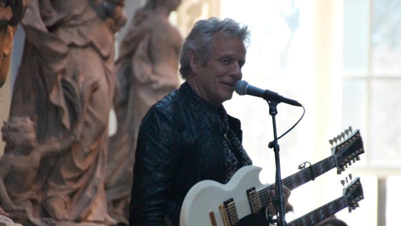 Eagles-Gitarrist Don Felder spielt zwischen antiken Statuen im New Yorker Metropolitan Museum. Foto: Christina Horsten/Archiv Eagles-Gitarrist Don Felder spielt zwischen antiken Statuen im New Yorker Metropolitan Museum. Foto: Christina Horsten/Archiv