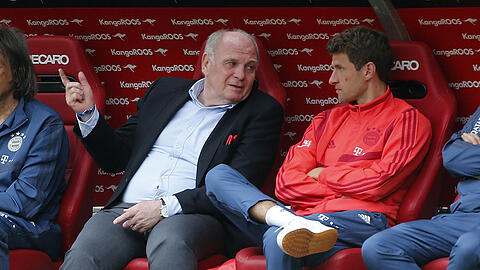 Uli Hoeneß (l.) im Gespräch mit Bayern-Urgestein Thomas Müller. (Archivbild)