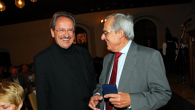 Christian Ude (l.) mit der Lach- und Schieß-Legende Dieter Hildebrandt bei der Verleihung des Poetentalers (2006). Christian Ude (l.) mit der Lach- und Schieß-Legende Dieter Hildebrandt bei der Verleihung des Poetentalers (2006).