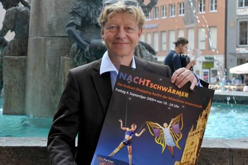 Wolfgang Fischer von &bdquo;City Partner München&ldquo; präsentiert das aktuelle Motto: &bdquo;Schwärmen, Schoppen und Staunen."