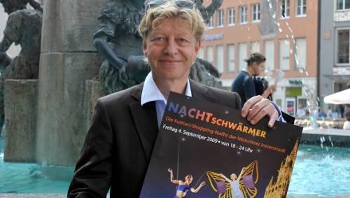 Wolfgang Fischer von „City Partner München“ präsentiert das aktuelle Motto: „Schwärmen, Schoppen und Staunen." Wolfgang Fischer von „City Partner München“ präsentiert das aktuelle Motto: „Schwärmen, Schoppen und Staunen."