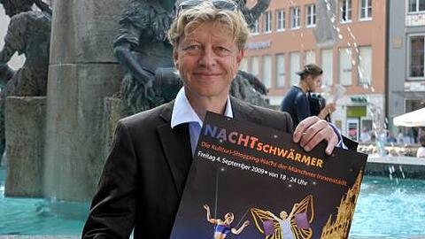 Wolfgang Fischer von &bdquo;City Partner München&ldquo; präsentiert das aktuelle Motto: &bdquo;Schwärmen, Schoppen und Staunen."