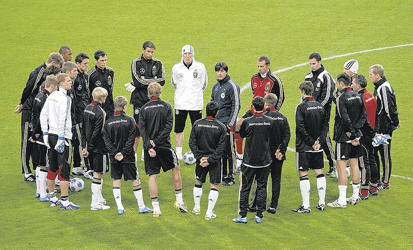 Besprechung im großen Kreis: Bundestrainer Joachim Löw schwört seine Spieler auf die WM 2010 in Südafrika ein.