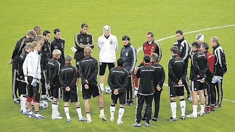 Besprechung im großen Kreis: Bundestrainer Joachim Löw schwört seine Spieler auf die WM 2010 in Südafrika ein.