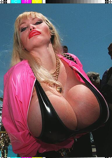 Aus der Welt des Porn auch nicht weg zu denken: Busenwunder Lolo Ferrari. Leider reichte das noch nicht für einen "Venus Award". Aber wo wir gerade bei Genen sind...