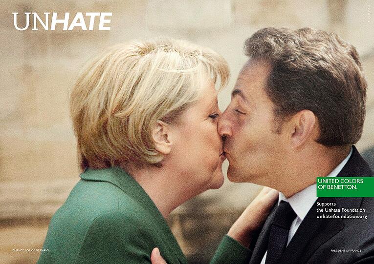Bundeskanzlerin Angela Merkel und Frankreichs Präsident Nicolas Sarkozy wirken sehr innig; auch in Wirklichkeit verstehen sich die beiden zumeist recht gut.