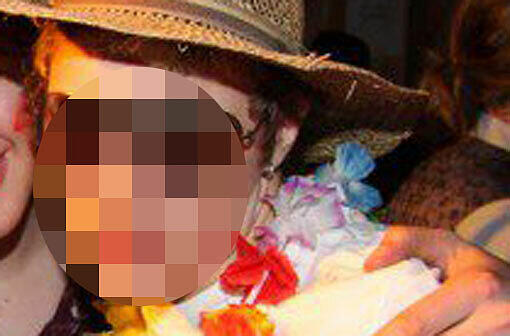 Schwebt seit Samstag in Lebensgefahr: Hubert (18) beugte sich über ein Rohr mit Schwarzpulver. Das Foto zeigt ihn mit Freunden.