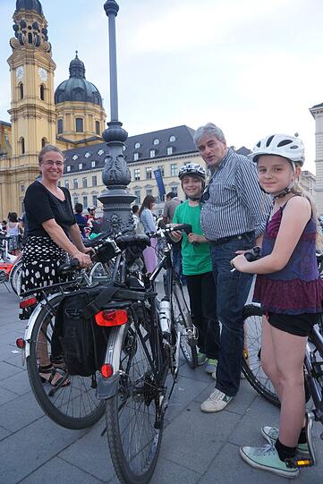 Die Radl-Nacht auf Münchens Straßen war ein voller Erfolg - knapp 8.000 Radfahrer gingen gemeinsam auf Tour durch die Münchener Innenstadt.