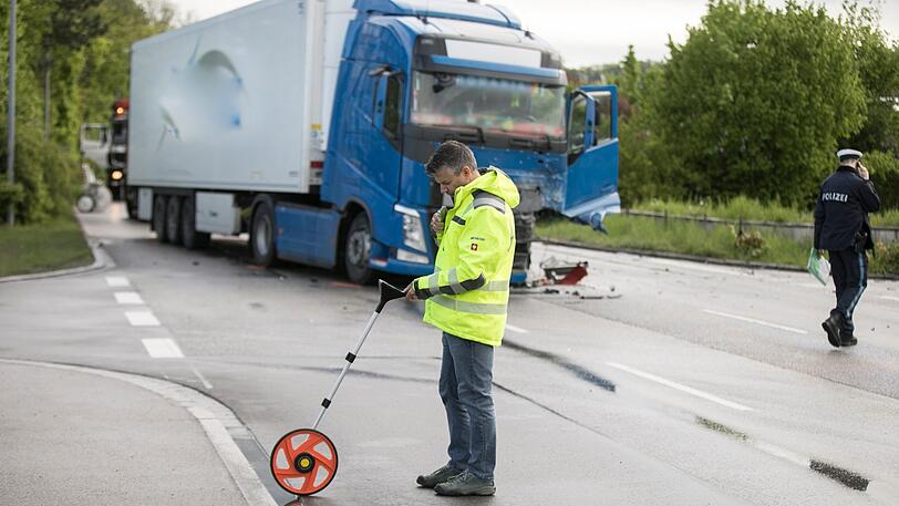 Bei einem Frontalcrash mit einem Lkw kam ein 18-jähriger Autofahrer in Trostberg ums Leben.