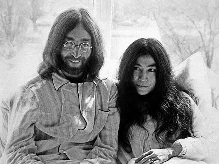Im Bett für den Weltfrieden: John Lennon und Yoko Ono.