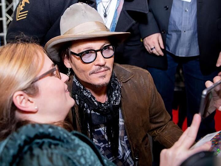 Johnny Depp posierte mit Fans für ein Foto.