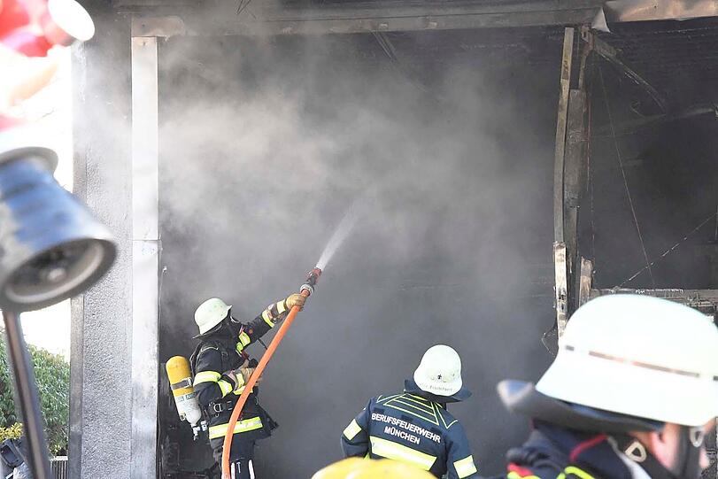 Die Feuerwehr bekam das Feuer in der Autowerkstatt zügig unter Kontrolle.