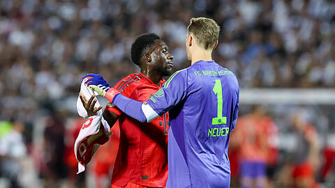 Haben beim FC Bayern ihre Verträge verlängert: Alphonso Davies (li.) und Manuel Neuer.