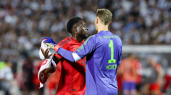Haben beim FC Bayern ihre Verträge verlängert: Alphonso Davies (li.) und Manuel Neuer.