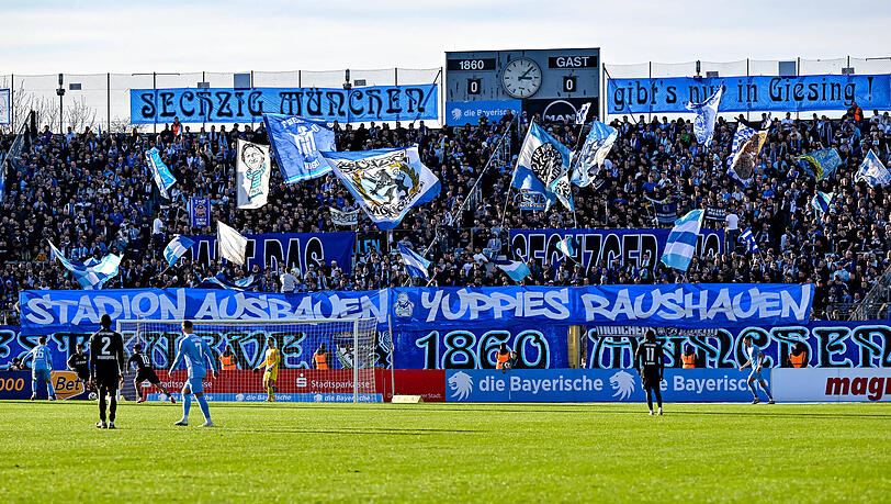 Vielleicht sollten die Fans Hausgeist Leopold mit einem Banner vertreiben? Bisher hält er sich hartnäckig. Vielleicht sollten die Fans Hausgeist Leopold mit einem Banner vertreiben? Bisher hält er sich hartnäckig.