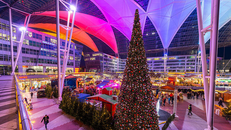 Geschmückt mit hunderten von bunten Kugeln ragt der 15 Meter hohe Weihnachtsbaum bis unter das Dach des MAC-Forums. Geschmückt mit hunderten von bunten Kugeln ragt der 15 Meter hohe Weihnachtsbaum bis unter das Dach des MAC-Forums.