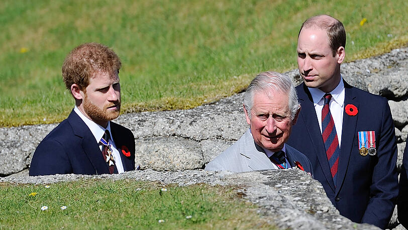 Prinz Harry (li.) hat seinen Vater König Charles (M.) und seinen Bruder Prinz William (re.) schwer enttäuscht. Das hat ihm auch das britische Volk übelgenommen. Prinz Harry (li.) hat seinen Vater König Charles (M.) und seinen Bruder Prinz William (re.) schwer enttäuscht. Das hat ihm auch das britische Volk übelgenommen.