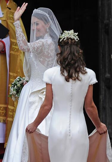 Das ist Englands zukünftige Königin: Kate Middleton kommt im weißen Brautkleid an der Abbey an.