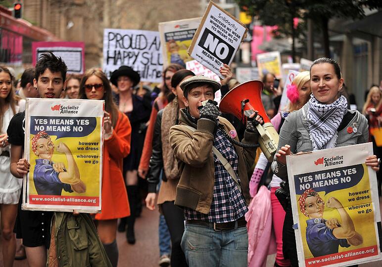 Die Demonstration hat im australischen Sydney viele Anhänger gefunden. Der Slutwalk findet weltweit statt.
