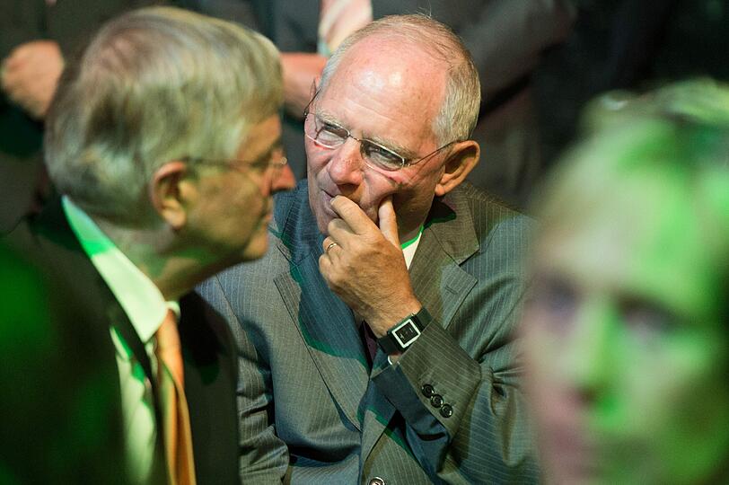 Auch Bundesfinanzminister Wolfgang Schäuble (CDU) schaut sich das TV-Duell an.