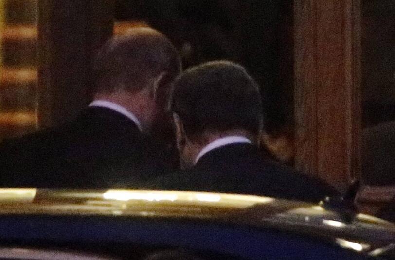 Anschließend betreten beide gemeinsam den Palast. Schröder und Putin sind seit Jahren auch privat befreundet.