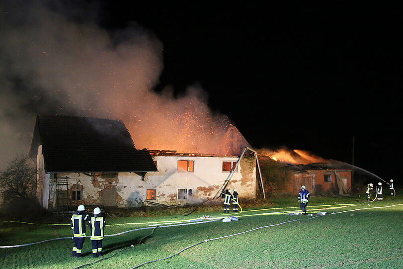 Scheunenbrand in Litlbach. Die Bilder vom Feuerwehreinsatz.