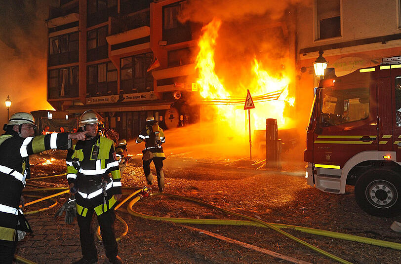 Flammen in der Feilitzschstraße: Im August 2012 wird in Schwabing eine Bombe kontrolliert gesprengt. Die Schäden sind immens.