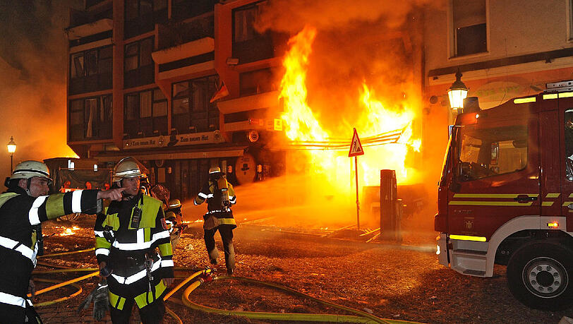 Flammen in der Feilitzschstraße: Im August 2012 wird in Schwabing eine Bombe kontrolliert gesprengt. Die Schäden sind immens. Flammen in der Feilitzschstraße: Im August 2012 wird in Schwabing eine Bombe kontrolliert gesprengt. Die Schäden sind immens.