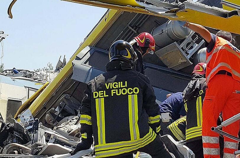 Es ist noch immer unklar, wie viele Menschen in den Regionalzügen waren. Foto: Italian Fire Brigade