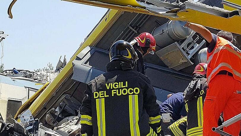 Es ist noch immer unklar, wie viele Menschen in den Regionalzügen waren. Foto: Italian Fire Brigade Es ist noch immer unklar, wie viele Menschen in den Regionalzügen waren. Foto: Italian Fire Brigade