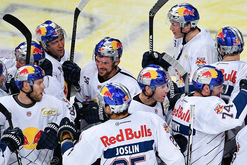 Der EHC freut sich nach Spielende über den Sieg.
