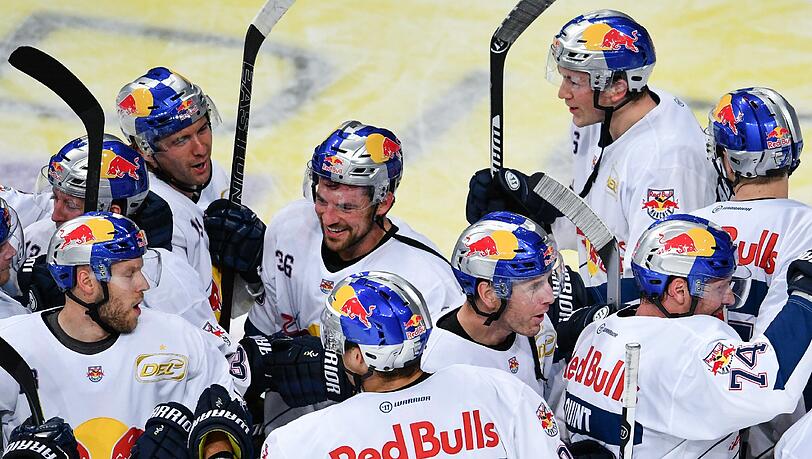 Der EHC freut sich nach Spielende über den Sieg. Der EHC freut sich nach Spielende über den Sieg.