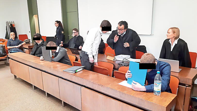 Vor Beginn der Verhandlung: Vier Angeklagte und ihre Anwälte.