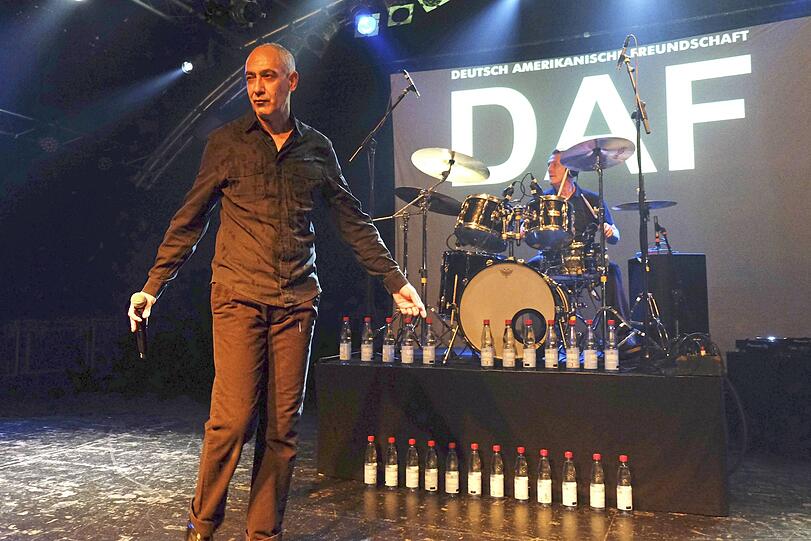 Gabi Delgado-Lopez von DAF live in der Markthalle, Hamburg, November 2017.