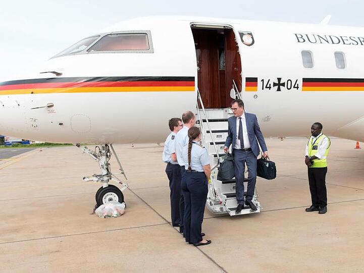 Bundesentwicklungsminister Gerd Müller am Kamuzu International Airport in Malawi: Ein defektes Ventil verhinderte im Januar 2019 einen Start der Bombardier Global 5000.