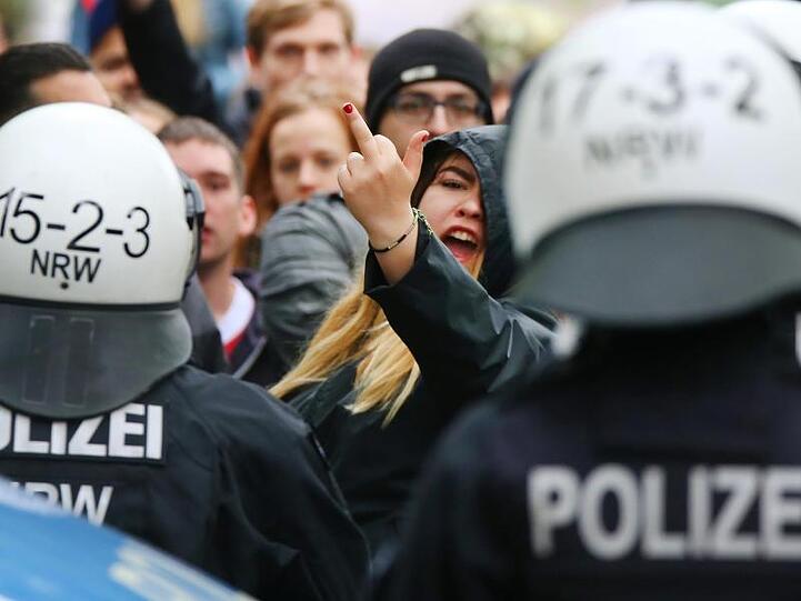 Die Polizei hält während eines rechten Aufmarsches in Duisburg Gegendemonstranten zurück.