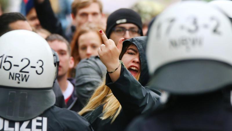 Die Polizei hält während eines rechten Aufmarsches in Duisburg Gegendemonstranten zurück.