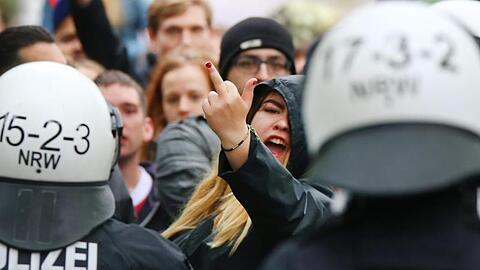 Die Polizei hält während eines rechten Aufmarsches in Duisburg Gegendemonstranten zurück.