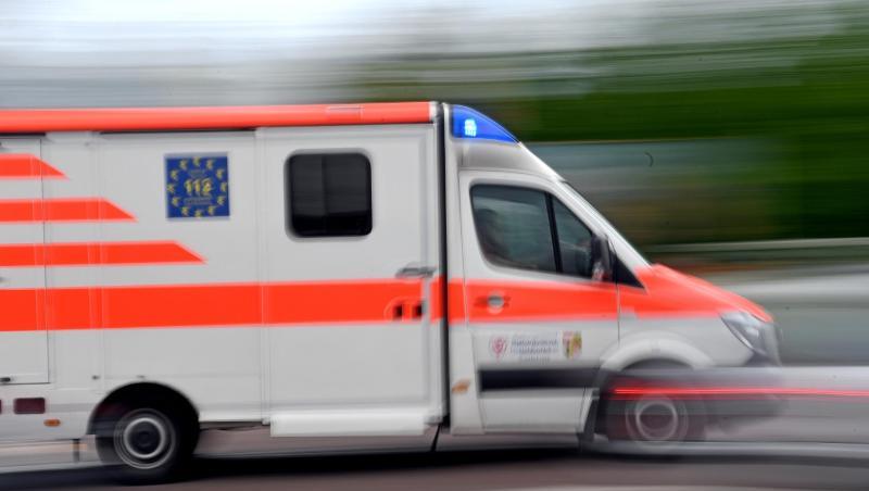 Ein Krankenwagen fährt mit Blaulicht über eine Straße. Foto: Hendrik Schmidt/zb/dpa/Archivbild Ein Krankenwagen fährt mit Blaulicht über eine Straße. Foto: Hendrik Schmidt/zb/dpa/Archivbild