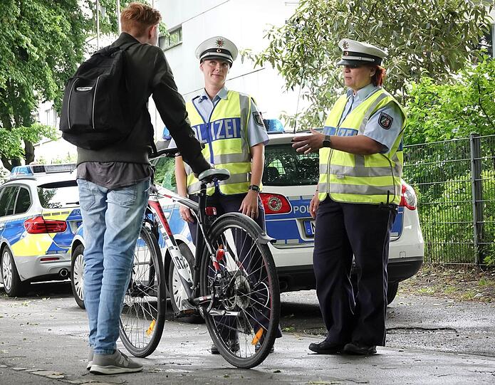 Polizeikontrolle bei Radfahrer Symbolbild