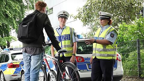 Polizeikontrolle bei Radfahrer Symbolbild
