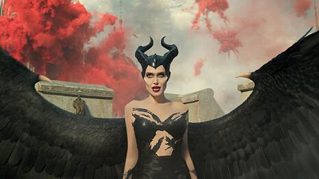 Maleficent (Angelina Jolie) schreitet zur Tat, um den Untergang der Feen zu verhindern.