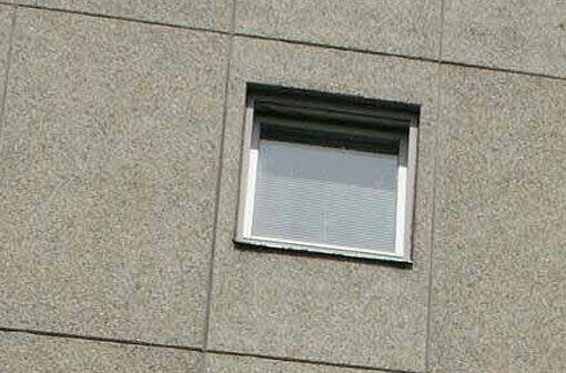 Drama um einen einjährigen Bub, der aus dem Fenster gestürzt ist. (Symbolbild)