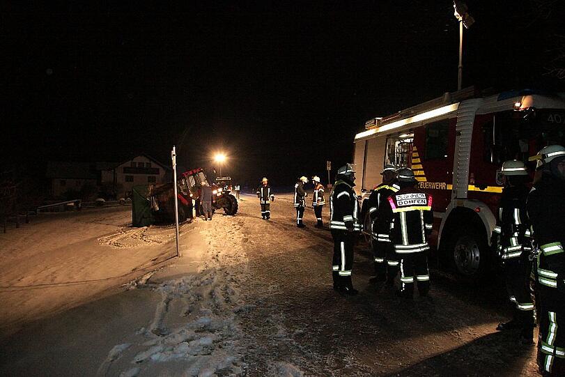Unfall mit Schweine-Hänger auf der Staatsstraße 2084 in Richtung Schwindegg. Die Bilder