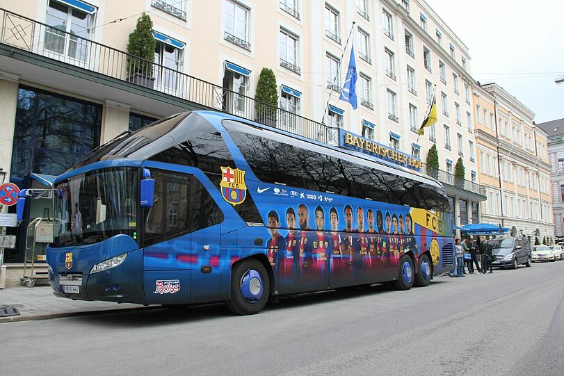 Hier kommt der FC Barcelona in München am Bayerischen Hof an. Die Bilder