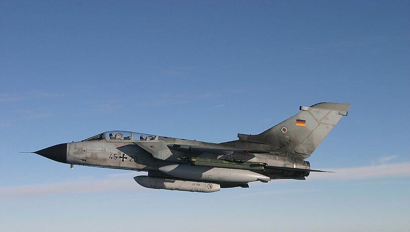 Ein Tornado der Luftwaffe während einer Aufklärungsmission. Jetzt soll sich die Bundeswehr auch im Kampf gegen den IS beteiligen. Ein Tornado der Luftwaffe während einer Aufklärungsmission. Jetzt soll sich die Bundeswehr auch im Kampf gegen den IS beteiligen.