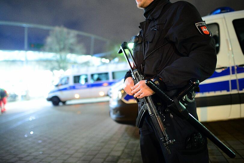 Bei einem Eishockeyspiel des EV Regensburg hatte es die Polizei mit einem gewaltbereiten Fan zu tun.