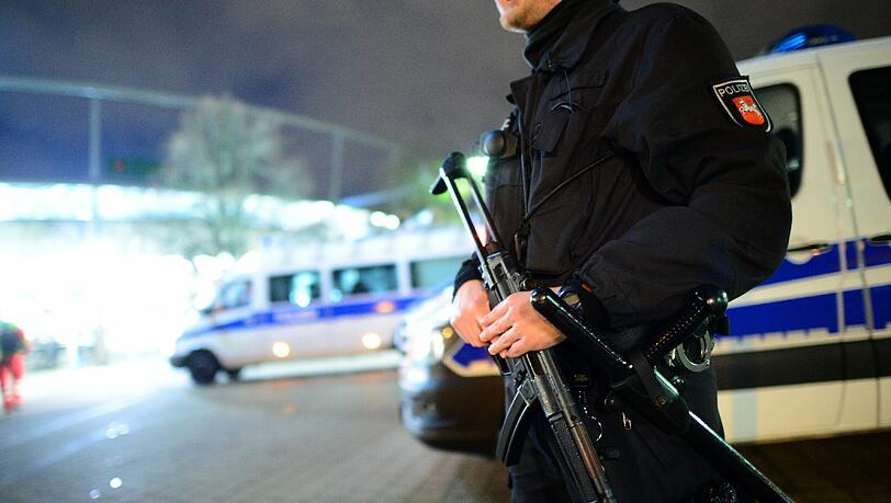 Bei einem Eishockeyspiel des EV Regensburg hatte es die Polizei mit einem gewaltbereiten Fan zu tun. Bei einem Eishockeyspiel des EV Regensburg hatte es die Polizei mit einem gewaltbereiten Fan zu tun.
