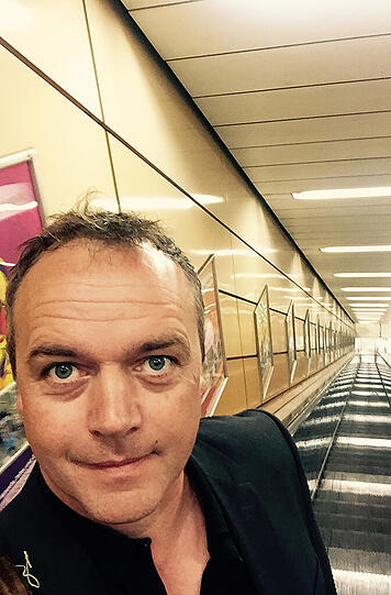 Michael Schilling, Chefredakteur: "Anders als meine Töchter bin ich nicht im Selfie-Training (unter uns: Sie sind titelreif in dieser Disziplin). Aber mit ein bisschen Übung und Selbstvertrauen macht es Spaß, sich darin auszuprobieren. Wie neulich auf der U-Bahn-Rolltreppe im Stachus, wo&rsquo;s raufgeht Richtung Lenbachplatz. Laut MVG ist das, wie ich später herausfand, tatsächlich die längste Rolltreppe Münchens, auf 57 Metern Länge führt sie 21 Meter nach oben. Dieses Monstrum einmal ganz für sich allein zu haben, ist ein eher seltener Moment &ndash; und schon ein Foto wert, oder?"