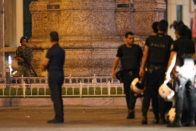 In der Türkei ist in der Nacht auf Samstag offenbar ein Militärputsch gescheitert. Die Bilder einer dramatischen Nacht.